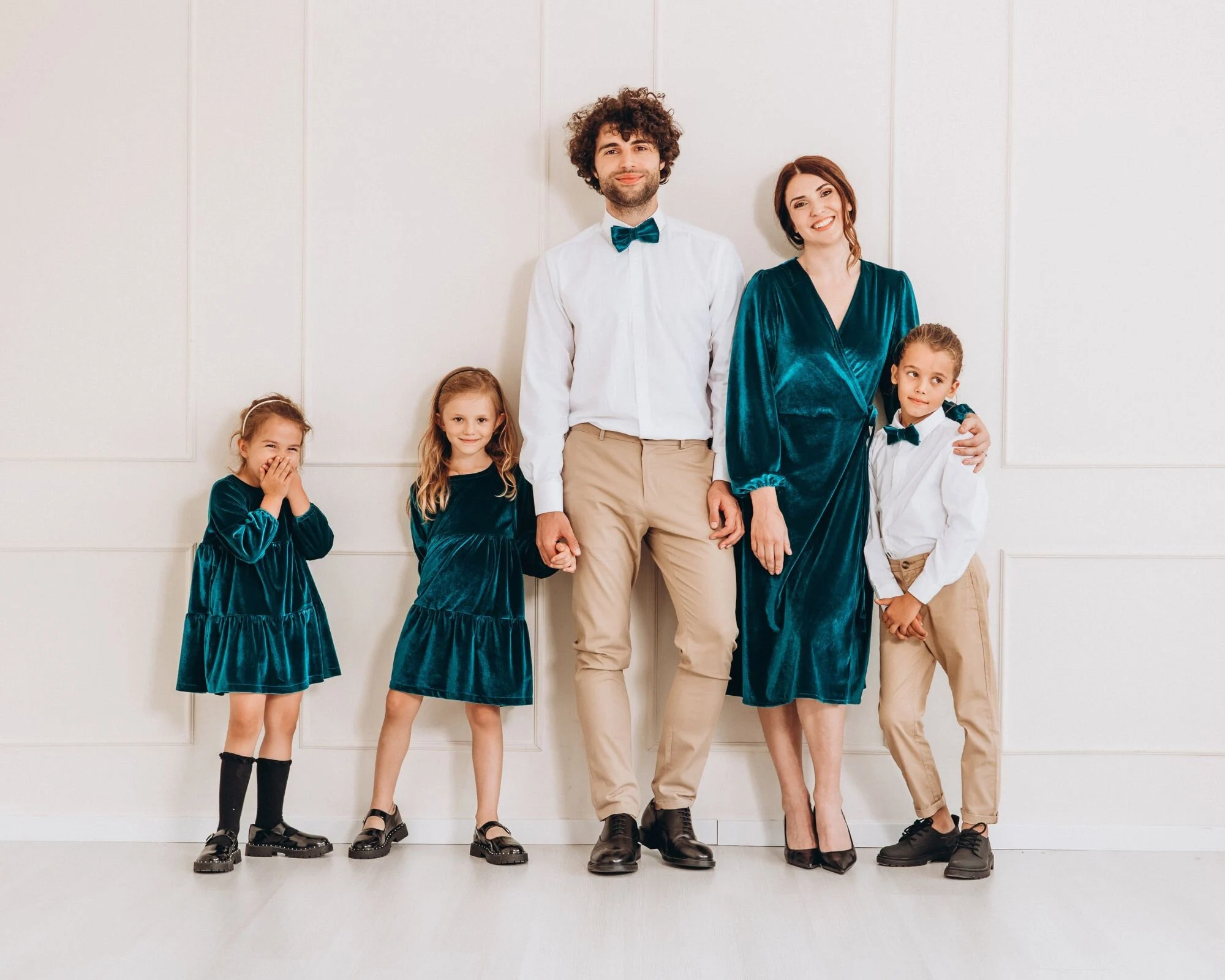 Tenute festive coordinate per il Natale in famiglia
